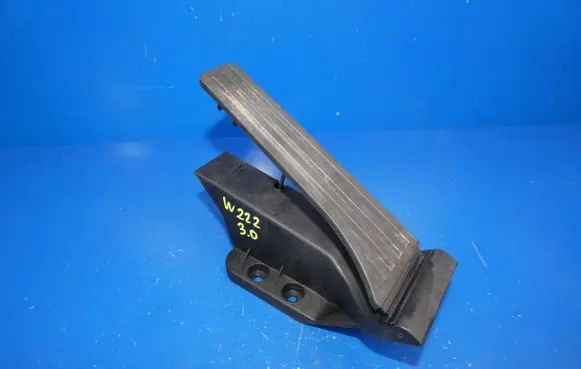 Accelerator throttle pedal