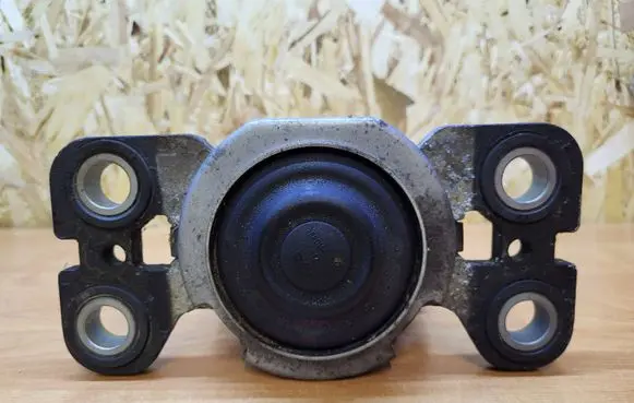 Volvo XC60 Engine mount bracket
