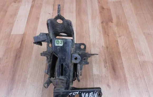 Toyota Yaris Engine mount bracket 123720M120