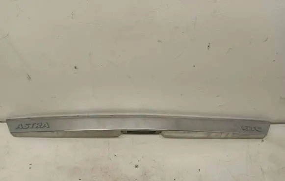 Opel Astra H Tailgate trim 13223918 461088395 9572M