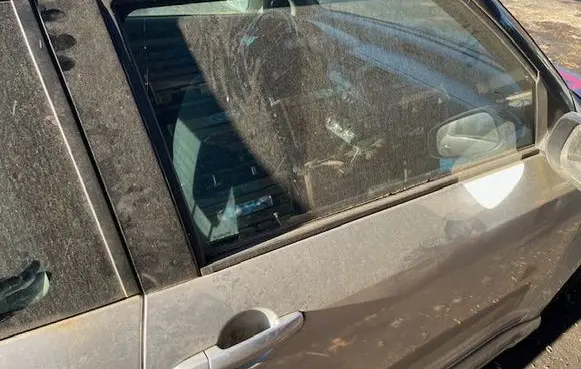 Suzuki Swift I Front door window glass four-door 