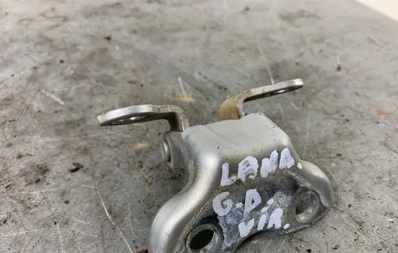 Toyota Land Cruiser (J120) Rear door upper hinge