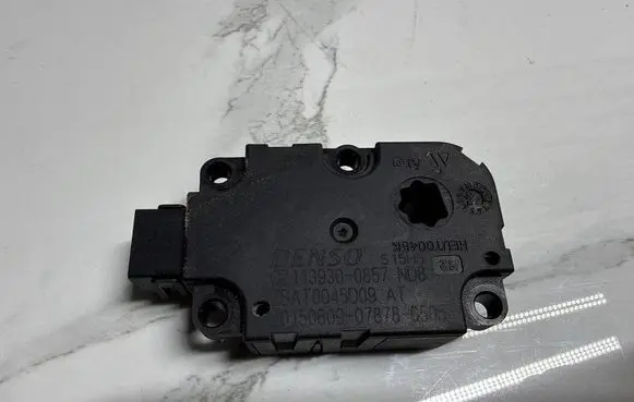 Mercedes-Benz A W176 Air flap motor/actuator CZ1139300857
