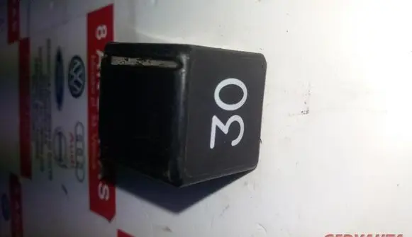 Volkswagen PASSAT B5 Other relay 4RA00750700