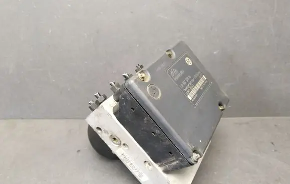 Volkswagen Golf IV ABS Pump 1J0907379AG 1J0614217F