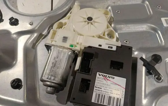 Volvo V50 Front door window regulator motor 30737675