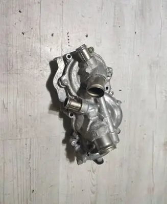 Volkswagen Touran III Water pump 05E121117