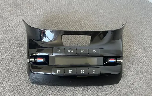 Peugeot 208 I Climate control unit