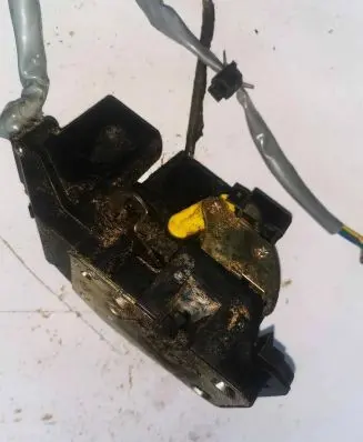 KIA Carens I Front door lock
