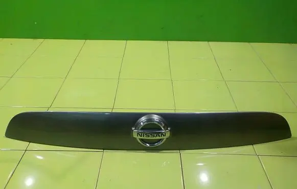 Nissan Juke I F15 Rear light center trim bar blend RP233
