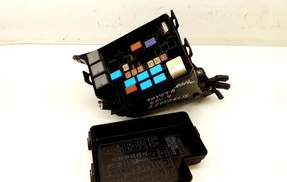 Toyota RAV 4 (XA40) Fuse box set 75903W 8266242350
