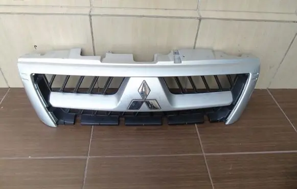 Mitsubishi Pajero Front bumper upper radiator grill