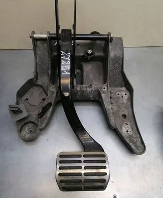 Volkswagen Touareg I Brake pedal 7L0723142
