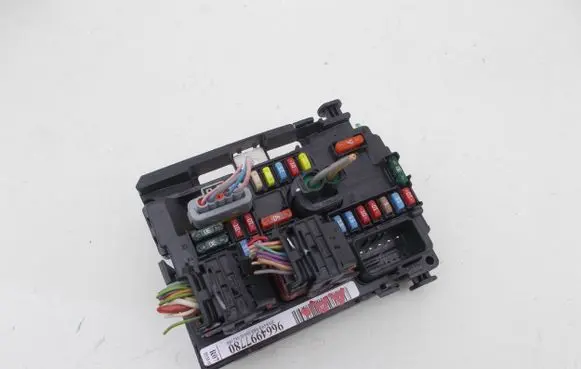 Peugeot 207 Fuse module 9664997780 R07