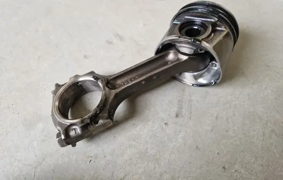 Mazda BT-50 Piston with connecting rod