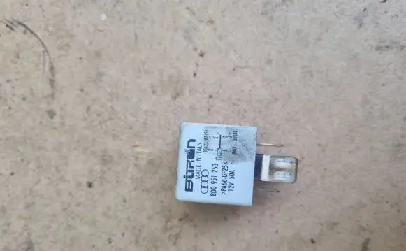 Volkswagen PASSAT B5.5 Other relay 8D0951253