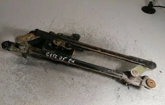 Hyundai Getz Front wiper linkage and motor 981001C100