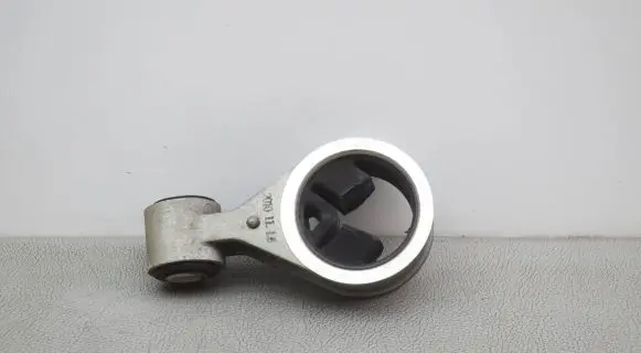 Nissan Rogue Engine mount bracket