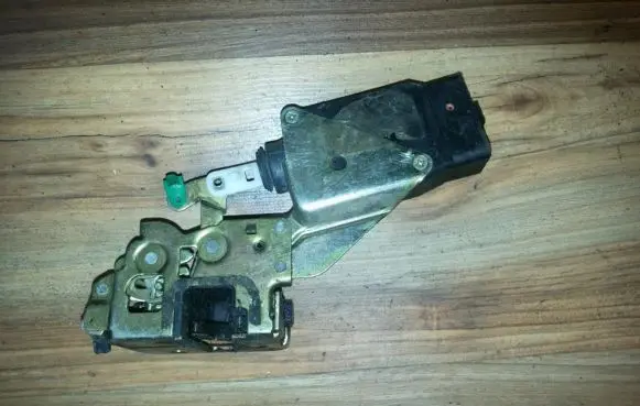 Mitsubishi Carisma Rear door lock