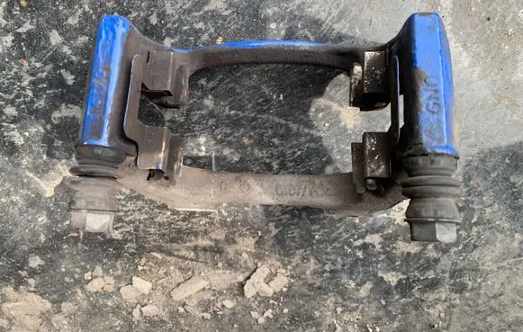 Volkswagen PASSAT B6 Brake caliper pad carrier rear 