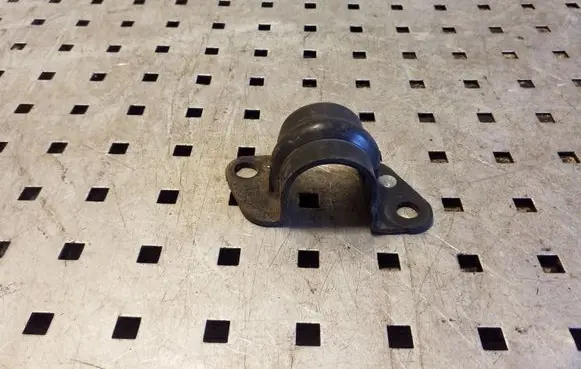 Nissan X-Trail T30 Sway bar bush bracket, front 