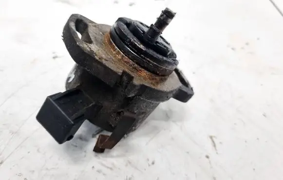 Skoda Octavia Mk1 (1U) Spark distributor 030905205AE