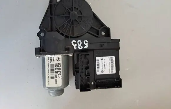 Volkswagen Golf Plus Front door window regulator motor 1K0959701M 402013B HH005SW09XX