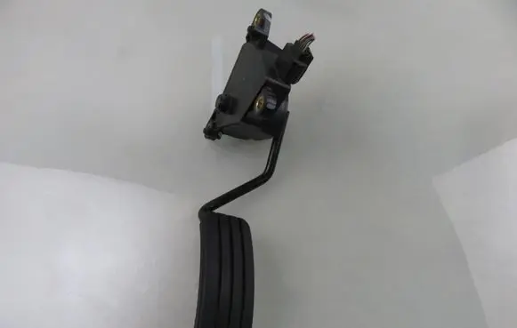 Accelerator throttle pedal