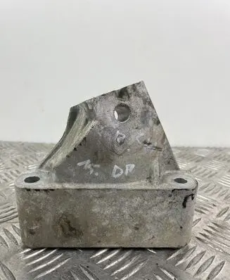 Jeep Grand Cherokee Engine mounting bracket