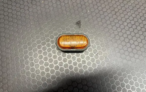 Front fender indicator light