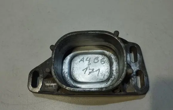Audi A4 S4 B6 8E 8H Engine mounting bracket 8E0199335A