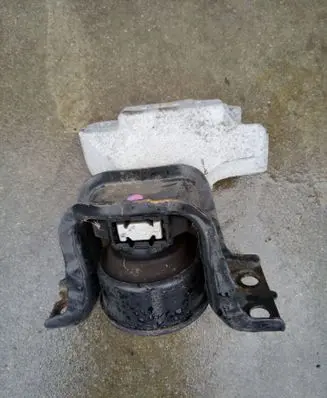 Nissan Pulsar Engine mount bracket