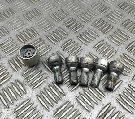 Audi TT TTS RS Mk3 8S Anti-theft wheel nuts and lock 4F0698139C