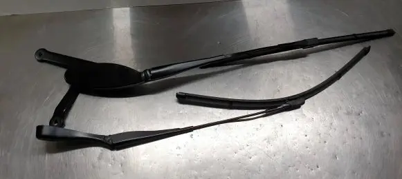 Mercedes-Benz C W205 Front wiper blade arm A2058240119 W000051791