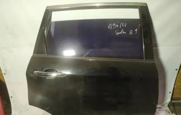 Subaru B9 Tribeca Rear door juodos