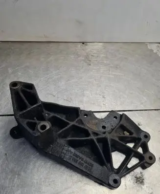 Engine mounting bracket