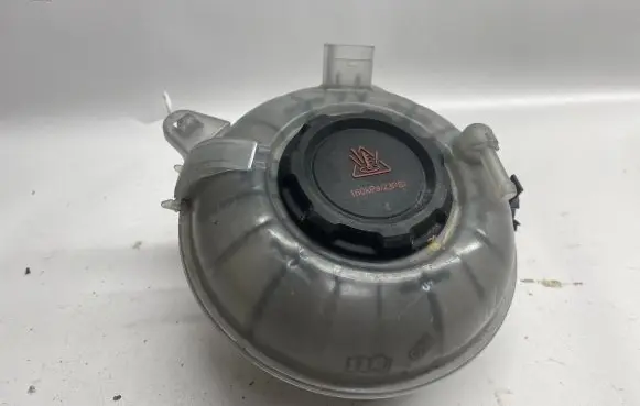 Volkswagen Jetta VII Coolant expansion tank/reservoir 5QM121407
