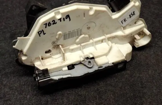 Volkswagen Tiguan Front door lock 5N1837015C