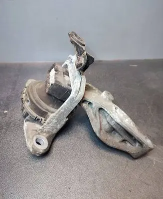 Opel Vivaro Engine mount bracket 165385971R 112101350R 93451663