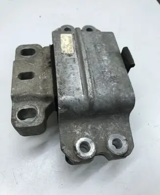 Volkswagen PASSAT B6 Engine mount bracket 3C0199555