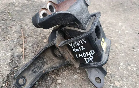 Toyota Yaris Engine mount bracket