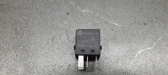 Mercedes-Benz C W202 Fuel pump relay 0025421119