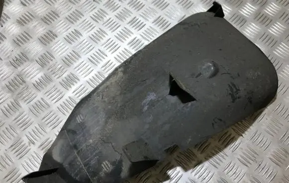 Rear arch fender liner splash guards