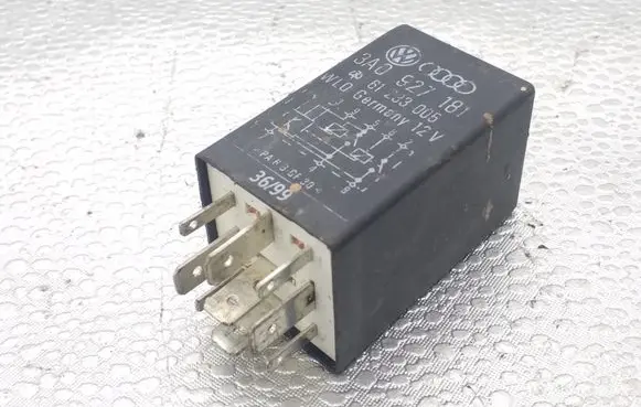 Volkswagen PASSAT B5 Other relay 3A0927181 61233005