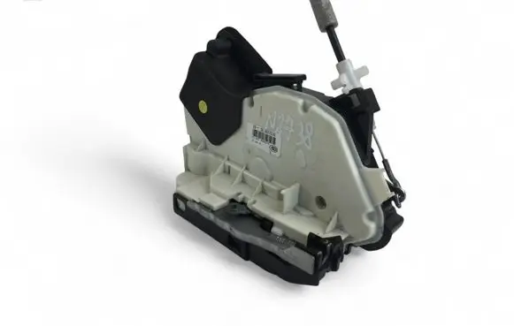 Volkswagen PASSAT B6 Front door lock 5E1837016