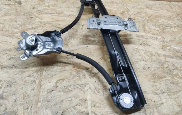 Rear door manual window regulator