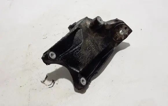 Volkswagen Touareg II Engine mounting bracket 7L8199308B