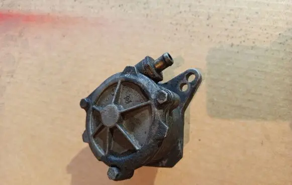 BMW 5 E39 Vacuum pump 96110885