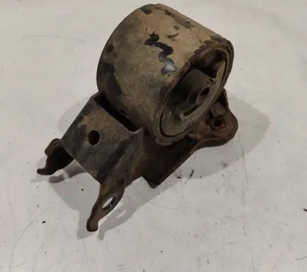 Nissan X-Trail T30 Engine mounting bracket
