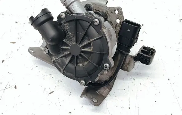 Volkswagen Jetta VI Secondary air pump 04E131085C